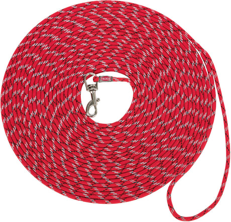 Rote, geflochtene Hundeleine aus Textil mit Metallhaken, aufgerollt und mit "Trixie" Etikett versehen.