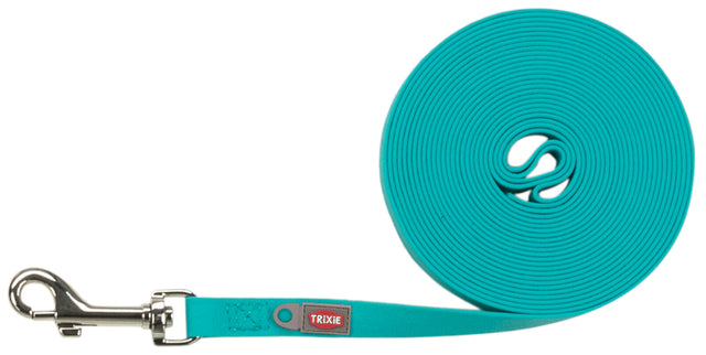 Türkise Hundeleine mit Metallhaken und aufgerolltem Band, Label "Trixie" am Ende des Bandes sichtbar.