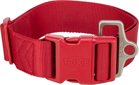 Rotes Hundehalsband aus strapazierfähigem Material mit Klickverschluss und silberfarbenem Metallring, Aufschrift „TRIXIE“.