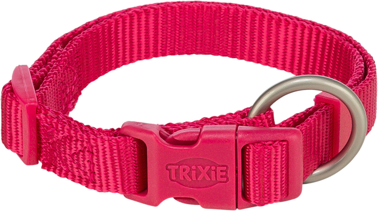 Rotes Hundehalsband mit Schnalle und Metallring, Markenschriftzug "TRIXIE" auf dem Verschluss.