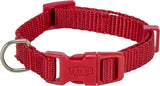 Rotes Halsband mit Steckverschluss und Metallring, auf dem Verschluss steht der Schriftzug "TRIXIE".