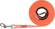 Lange, orangefarbene Hundeleine mit silbernem Karabinerhaken und sichtbarem Logo auf weißem Untergrund.