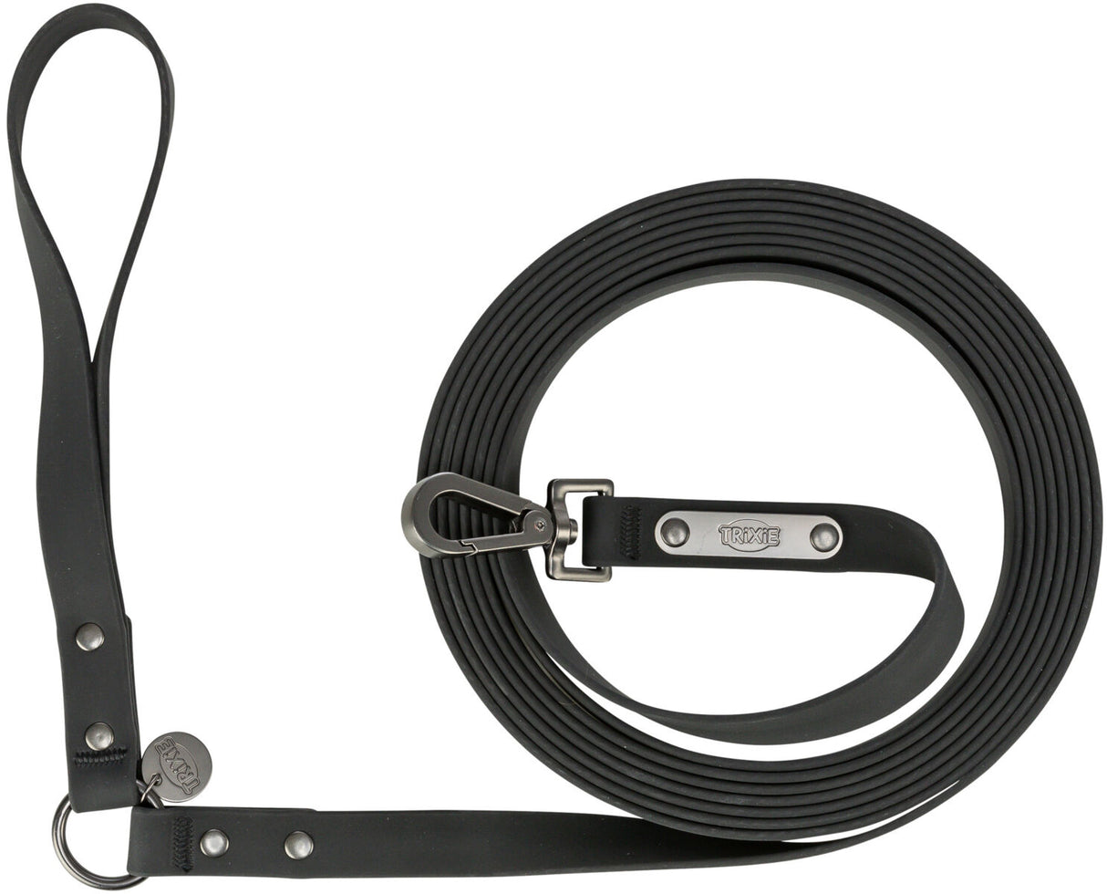 Schwarze, aufgerollte Hundeleine mit Karabiner und Griff, Metallschild mit "TRIXIE"-Logo sichtbar.