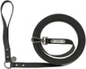 Schwarze, aufgerollte Hundeleine mit Karabiner und Griff, Metallschild mit "TRIXIE"-Logo sichtbar.