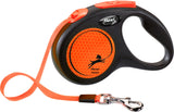 Schwarze Hundeleine mit reflektierender neonorangefarbener Fläche und einem Metallkarabinerhaken.