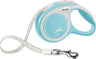 Automatische Hundeleine in Hellblau und Weiß mit Metallkarabiner und Flexi-Logo auf dem Griff.