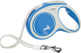 Blaue und weiße Rollleine mit ergonomischem Griff und silberfarbenem Karabinerhaken, Text "flexi comfort".