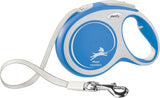 Blaue und weiße Flexi Hundeleine mit Griff, Metallhaken und Text "flexi comfort" auf der Seite.