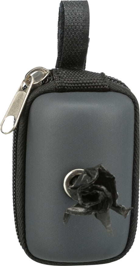 Kleine schwarze Tasche mit Reißverschluss und Schlaufe, aus deren Öffnung eine Kunststofftüte herausragt.