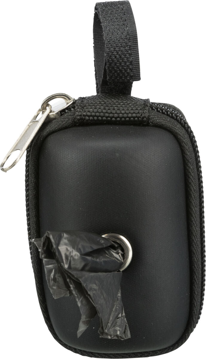 Kleine schwarze Tasche mit Reißverschluss und einer Öffnung, aus der ein schwarzer Plastikbeutel ragt.