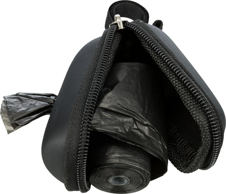 Schwarze Tasche mit Reißverschluss, teilweise geöffnet, zeigt darin schwarze Plastiktütenrolle.