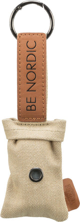 Schlüsselanhänger mit beige Stofftasche und braunem Lederetikett, darauf der Text "BE NORDIC".