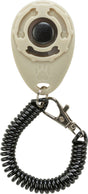Beiges Clicker-Gerät mit schwarzer Spiralschnur und Metallclip zur Befestigung, Pfotenmuster erkennbar.