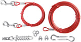 Rotes Kabel mit Metallhaken, Federn, Klemmen und Ösen, alles in silberner Farbe angeordnet.