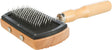 Holzbürste mit schwarzem Gummikissen und Metallborsten, ergonomischer Holzgriff mit silbernem Metallring.