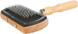 Holzbürste mit schwarzem Gummikissen und Metallborsten, ergonomischer Holzgriff mit silbernem Metallring.