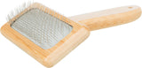 Bürste mit Holzgriff und einem rechteckigen Kopf, der dicht mit feinen Metallborsten versehen ist.