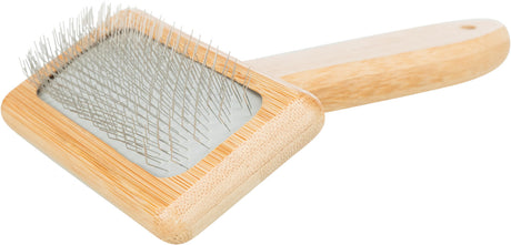 Bürste mit Holzgriff und einem rechteckigen Kopf, der dicht mit feinen Metallborsten versehen ist.