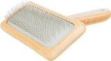 Bürste mit hellem Holzgriff und rechteckigem Kopf mit feinen Metallborsten.