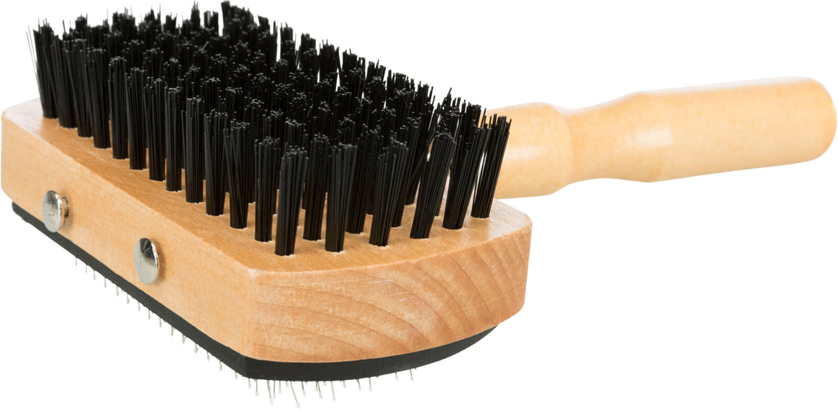 Bürste mit Holzgriff und schwarzem Borstenkopf, Borsten dicht angeordnet, metallene Stifte auf der Unterseite.