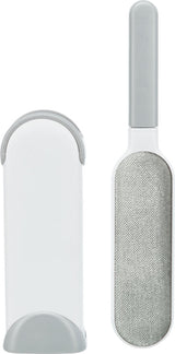 Zwei weiße und graue Fusselbürsten, eine im Halter, die andere freistehend, mit Stoffoberfläche.