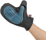 Schwarzer Handschuh mit blauer, texturierter Handfläche und Daumen aus Kunststoff, getragen von einer Hand.