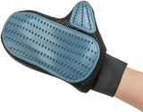 Schwarzer Handschuh mit blauer genoppter Gummifläche für Fellpflege an Hand getragen.