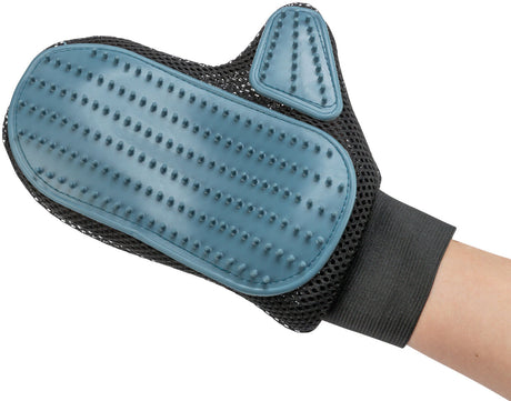 Schwarzer Handschuh mit blauer genoppter Gummifläche für Fellpflege an Hand getragen.
