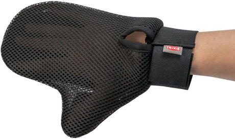 Schwarze Netz-Gummihandschuh auf einem Arm, mit Klettverschluss und sichtbarem roten Label "TRIXIE".