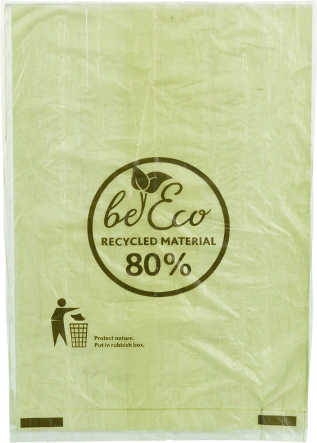 Hellgrüner Plastikbeutel mit Aufdruck "be Eco", "RECYCLED MATERIAL 80%", Bild von Person, die Müll wegwirft.