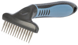 Kamm mit schwarzen und blauen Kunststoffgriff und langen, metallischen Zinken, geeignet zum Entwirren von Tierhaaren.