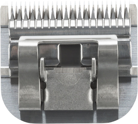 Nahaufnahme eines silberfarbenen Metall-Schermessers mit feinen Zacken und glatter Oberfläche.