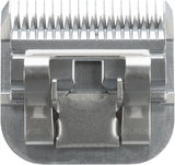 Metallschneideklinge mit feinen, gleichmäßigen Zähnen auf einer Metallplatte, silbern glänzend.