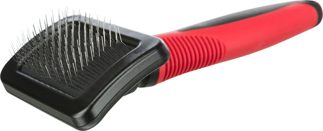 Rote und schwarze Tierhaarbürste mit langen Metallstiften und ergonomischem Griff.