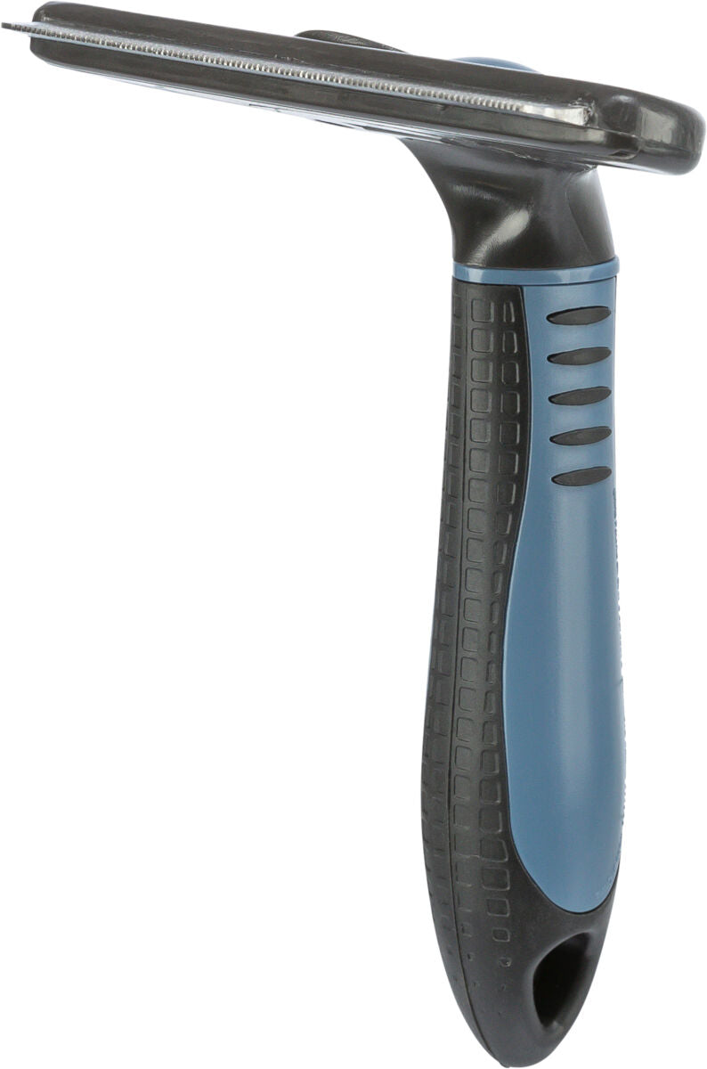 Ein blauer und schwarzer Rasierapparat mit ergonomischem Griff, sichtbarer Klinge und strukturiertem Griff.
