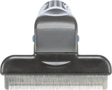 Graues Pflegewerkzeug mit feinen Metallzinken und ergonomischem Griff sichtbar.