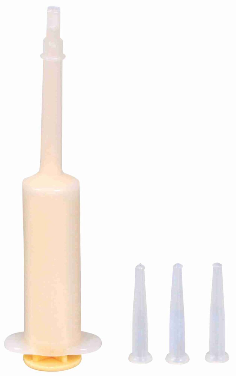 Beige Spritze mit drei transparenten, austauschbaren Spitzen auf weißem Hintergrund.