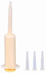 Beige Spritze mit drei transparenten, austauschbaren Spitzen auf weißem Hintergrund.
