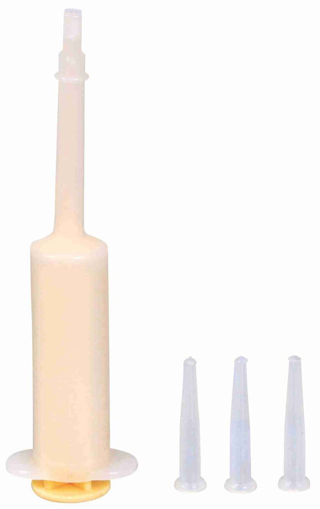 Beige Spritze mit drei transparenten, austauschbaren Spitzen auf weißem Hintergrund.