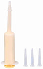 Beige Spritze mit drei transparenten, austauschbaren Spitzen auf weißem Hintergrund.