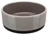 Graue, runde Schüssel aus Keramik mit schwarzem Sockel, glatt glänzend und schlichtes Design.