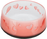 Runde, rosa-weiße Schale mit Herz- und Fischgrätenmotiven auf der Außenseite.