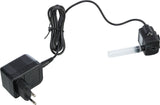 Schwarzes Netzteil mit europäischem Stecker verbunden mit einem langen Kabel und einer kleinen schwarzen Pumpe.