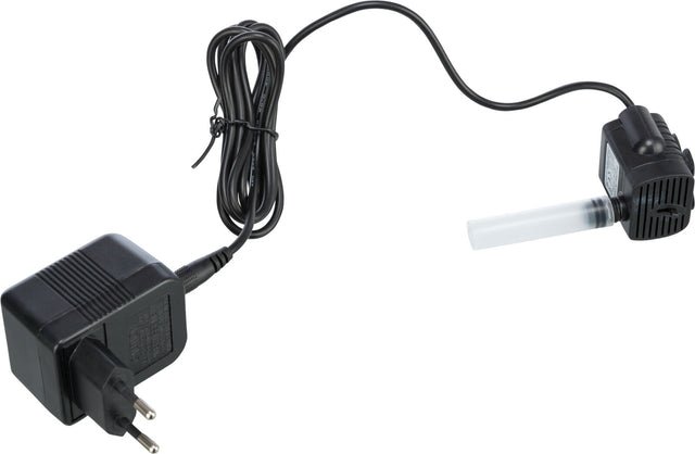 Schwarzes Netzteil mit europäischem Stecker verbunden mit einem langen Kabel und einer kleinen schwarzen Pumpe.