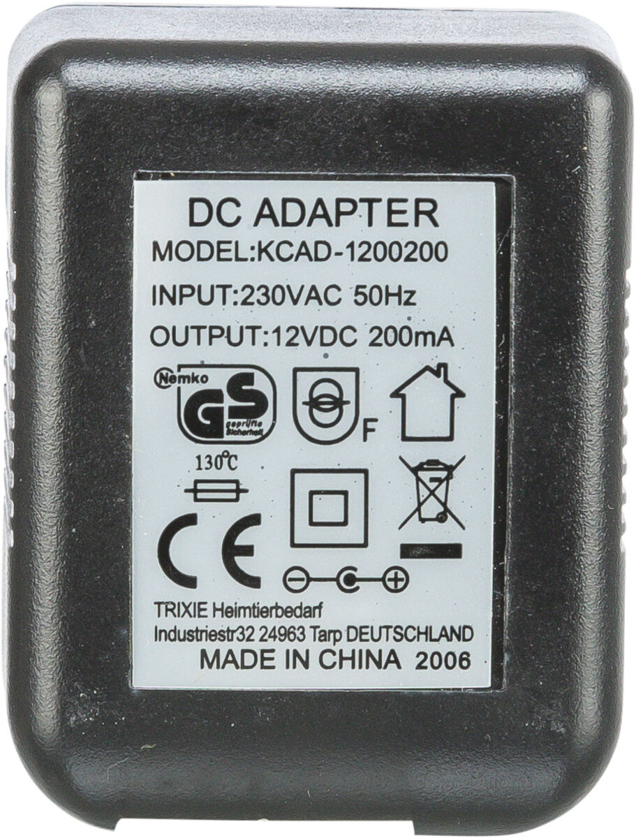 Schwarzer DC-Adapter mit grauem Etikett, Modell KCAD-1200200, Input 230VAC 50Hz, Output 12VDC 200mA.