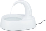 Weißer Trinkbrunnen mit gebogenem Auslaufrohr, aus dem Wasser in eine ovale Schale fließt, mit Netzkabel.