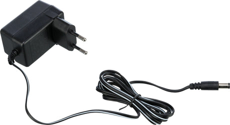 Schwarzes Kabel mit Steckernetzteil im Eurostecker-Design und langem, aufgewickeltem Kabel mit rundem Stecker.
