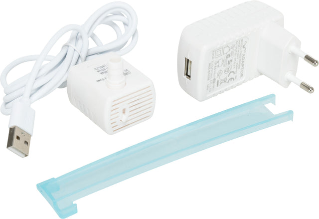 Weißes USB-Ladegerät mit abnehmbarer Pumpe, passendem Netzstecker und blauem Kunststoffstreifen.