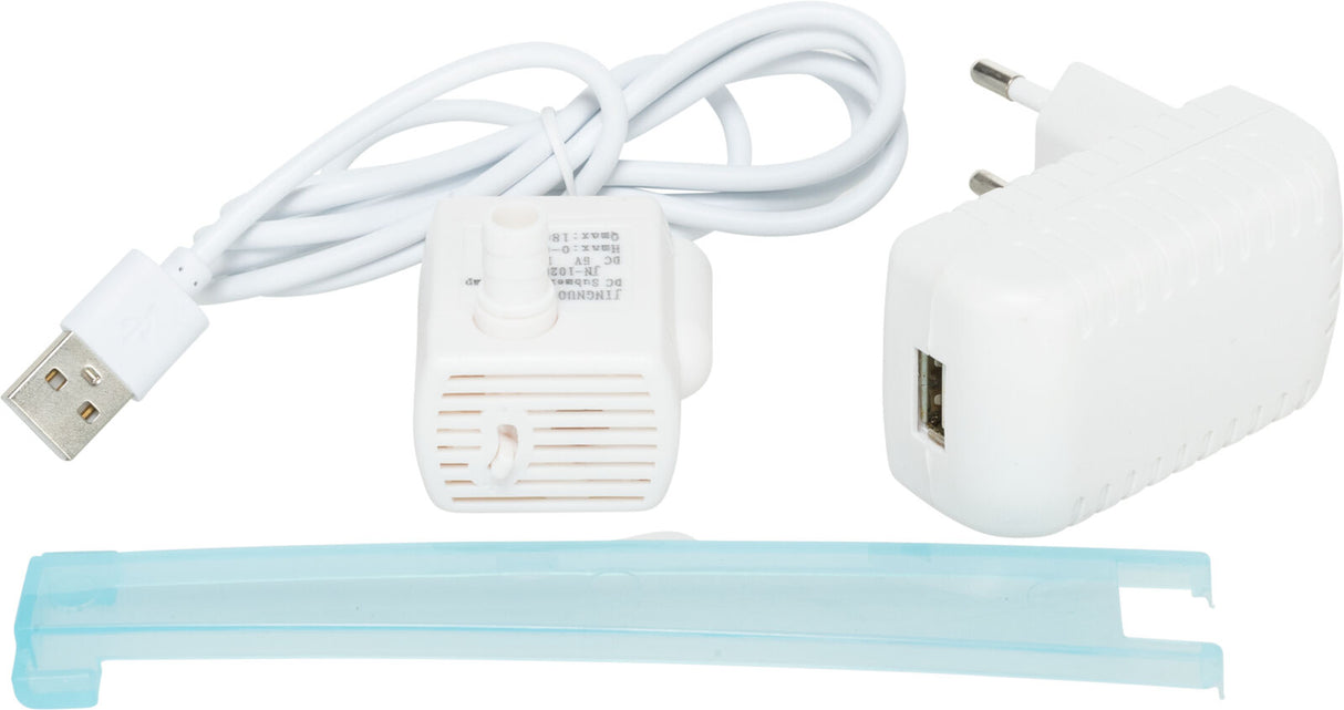 Weißes USB-Ladegerät mit Kabel, rechteckigem Adapter und blauem Kunststoffhalter auf weißem Hintergrund.