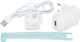 Weißes USB-Ladegerät mit Kabel, rechteckigem Adapter und blauem Kunststoffhalter auf weißem Hintergrund.